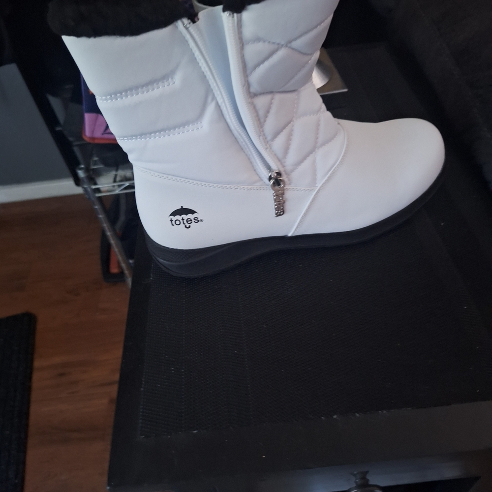 Totes Quilted White Boots with Black Sole